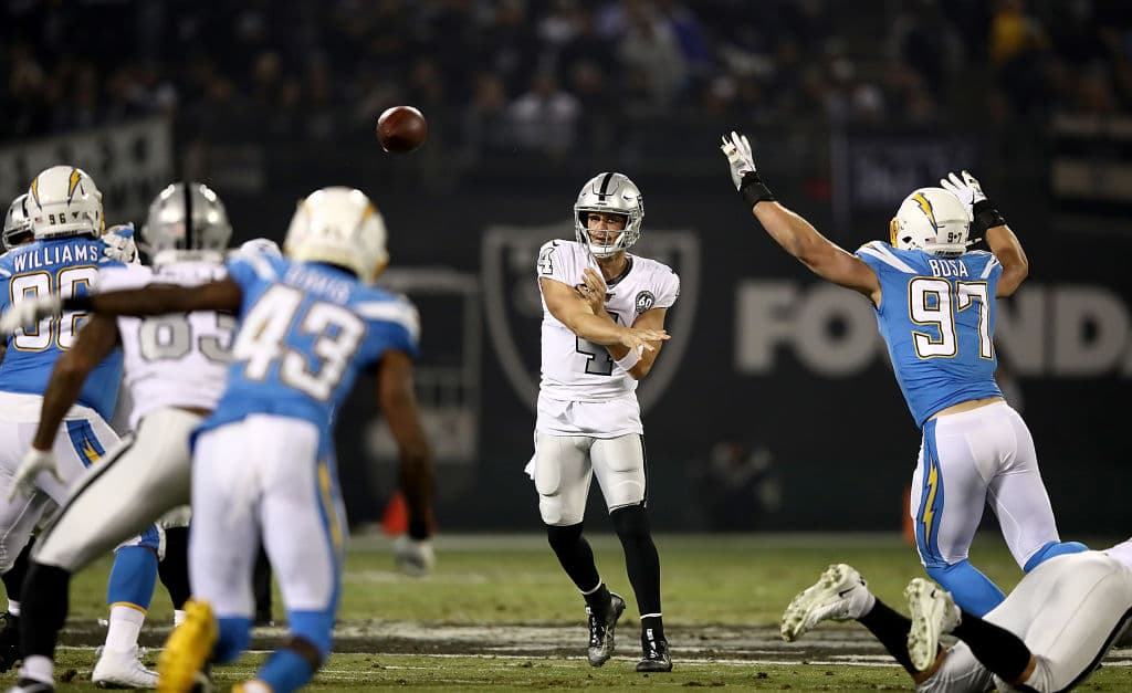 Los Ángeles Chargers 24-26 Oakland Raiders. Philip Rivers no pudo con la presión de Oakland, lo interceptaron tres veces.