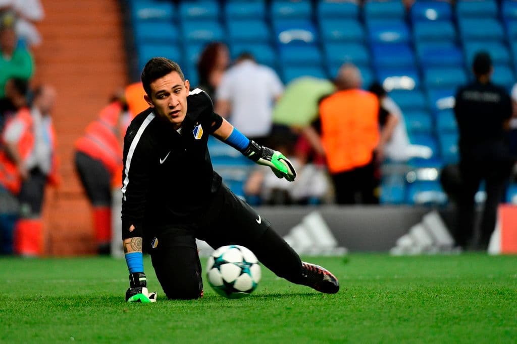 Luego de que el APOEL decidiera no hacer válida la opción de compra del portero mexicano Raúl Gudiño, cuya carta pertenece al Porto, las Chivas del Guadalajara gestionan el préstamo con el club luso.