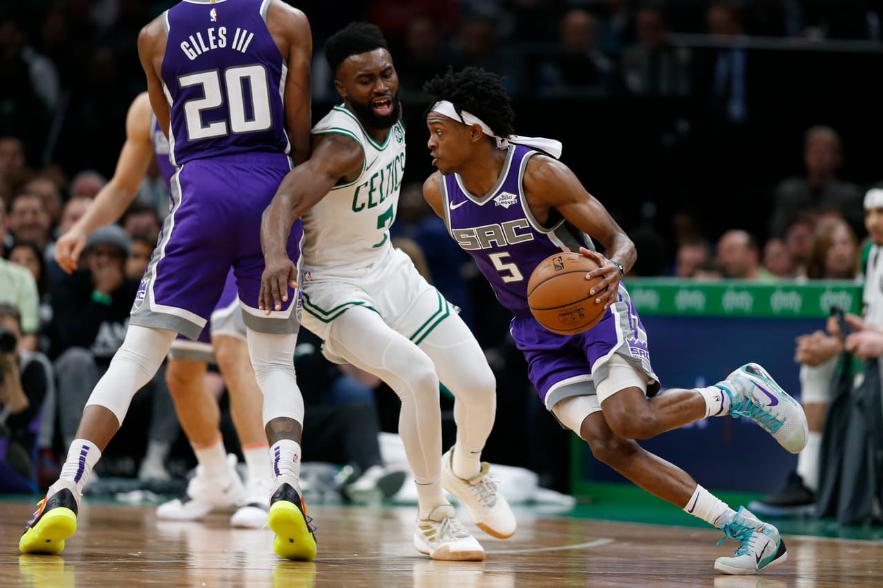 SACRAMENTO 120-126 BOSTON. Los Celtics (42-27) buscan el cuarto sitio del Este para tener ventaja de casa en Playoffs y se acercaron un poco a Philadelphia tras vencer a los Kings (33-34), quienes por su parte sumaron su segunda derrota al hilo.