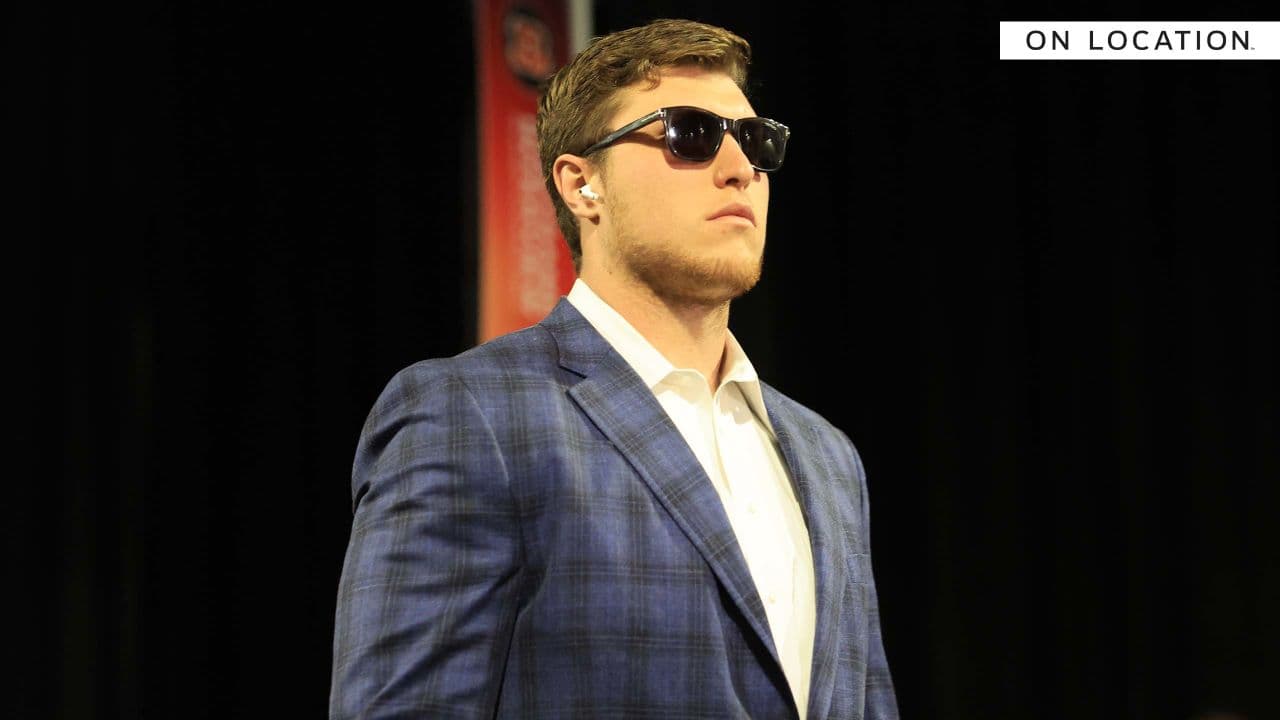 De traje, casual, formal, jeans, trajes, zapatos, tenis, gorras y con mucho glamour, los jugadores tanto de los Cincinnati Bengals y Los Angeles Rams hacen su primera aparición previa al Super Bowl LVI con estos diversos looks.