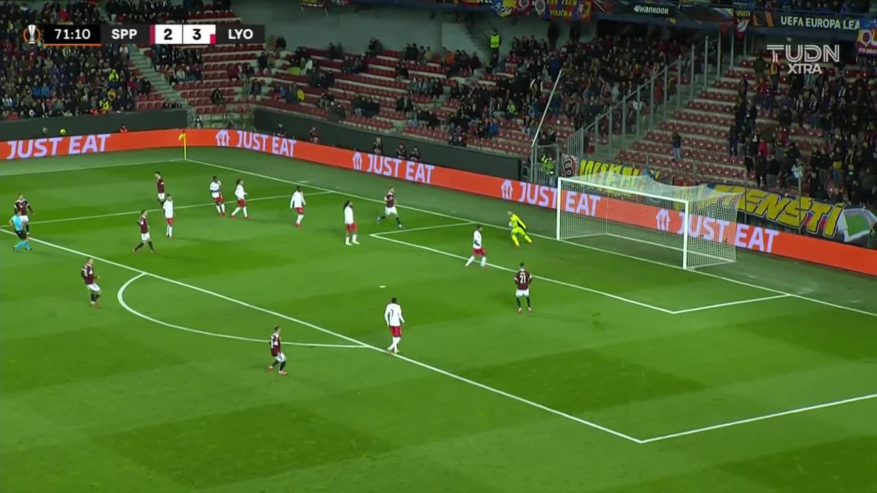 ¡TIRO ATAJADO! disparo por Adam Hlozek.