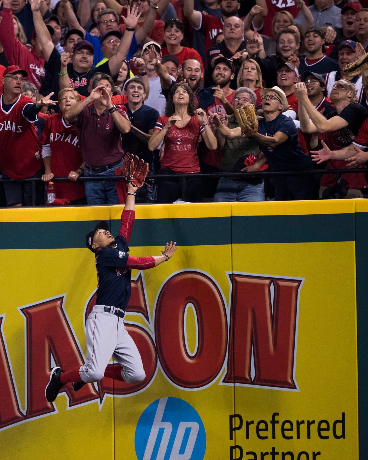 Los seguidores ven el máximo esfuerzo de su rival, pero con alegría saben que esa pelota va allegar a sus manos. Todo en el primer partido en el que Indians Cleveland se ipusieron frente a Boston Red Sox en postemporada.