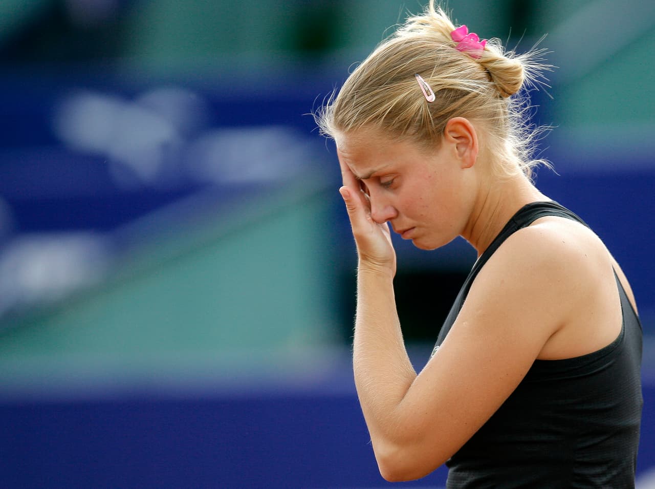 ARCHIVO - En imagen de archivo del 7 de mayo de 2009, la tenista Jelena Dokic enfrenta a la francesa Karla Mraz, en Bucarest, Rumania. (AP Foto/Vadim Ghirda, archivo)
