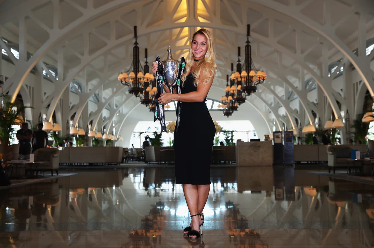 Dominika Cibulkova es una eslovaca de 27 años que se impuso ante la número uno del mundo, la alemana Angelique Kerber, en el Tour Championships, certamen que reunió a las 8 mejores jugadoras del año. Su triunfo la pone como firme competidora en el panorama para la temporada de 2017. Su talento, belleza y carisma darán de qué hablar.