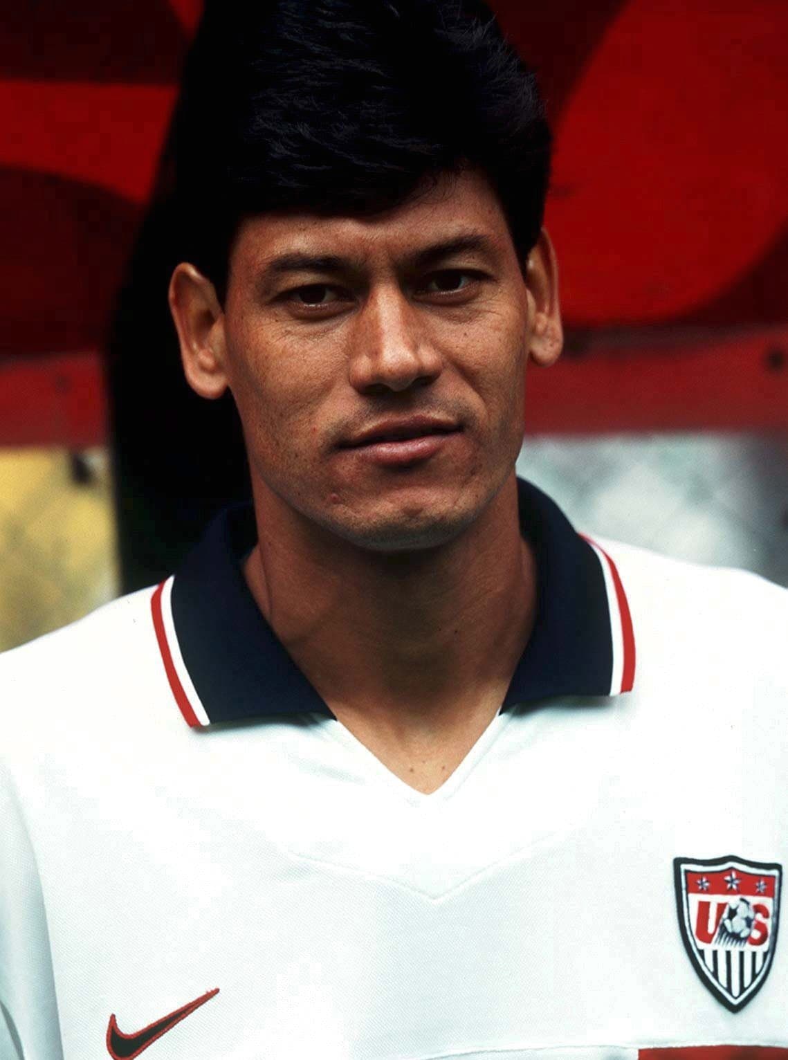 El primer mexicano que vistió los colores del 'Tri' (1992-1993) y luego cambió al Team USA fue Martín Vázquez, que decidió esto en 1996. En partido contra México en el estadio Azteca igualó 0-0.
