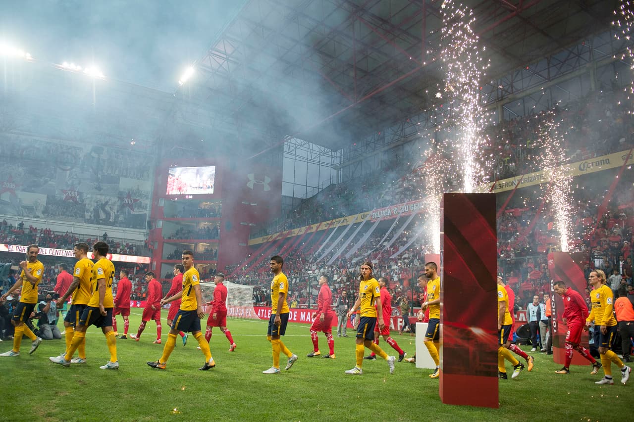 Así saltaban al campo los equipos, en medio de la algarabía y la pirotecnia.