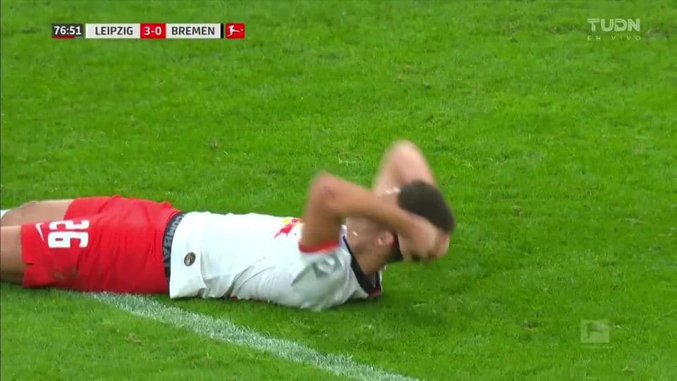 Tiro desviado de Ethan Ampadu