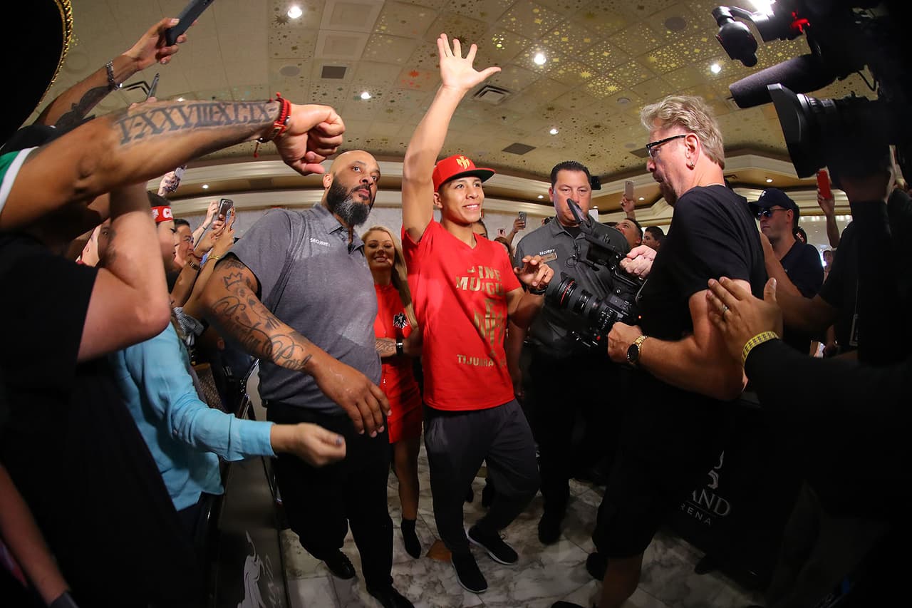 Además de los protagonistas, Jaime Munguía y Román 'Chocolatito' González también fueron recibidos por los fanáticos, pues estarán presentes en la cartelera del mexicano y el kazajo.