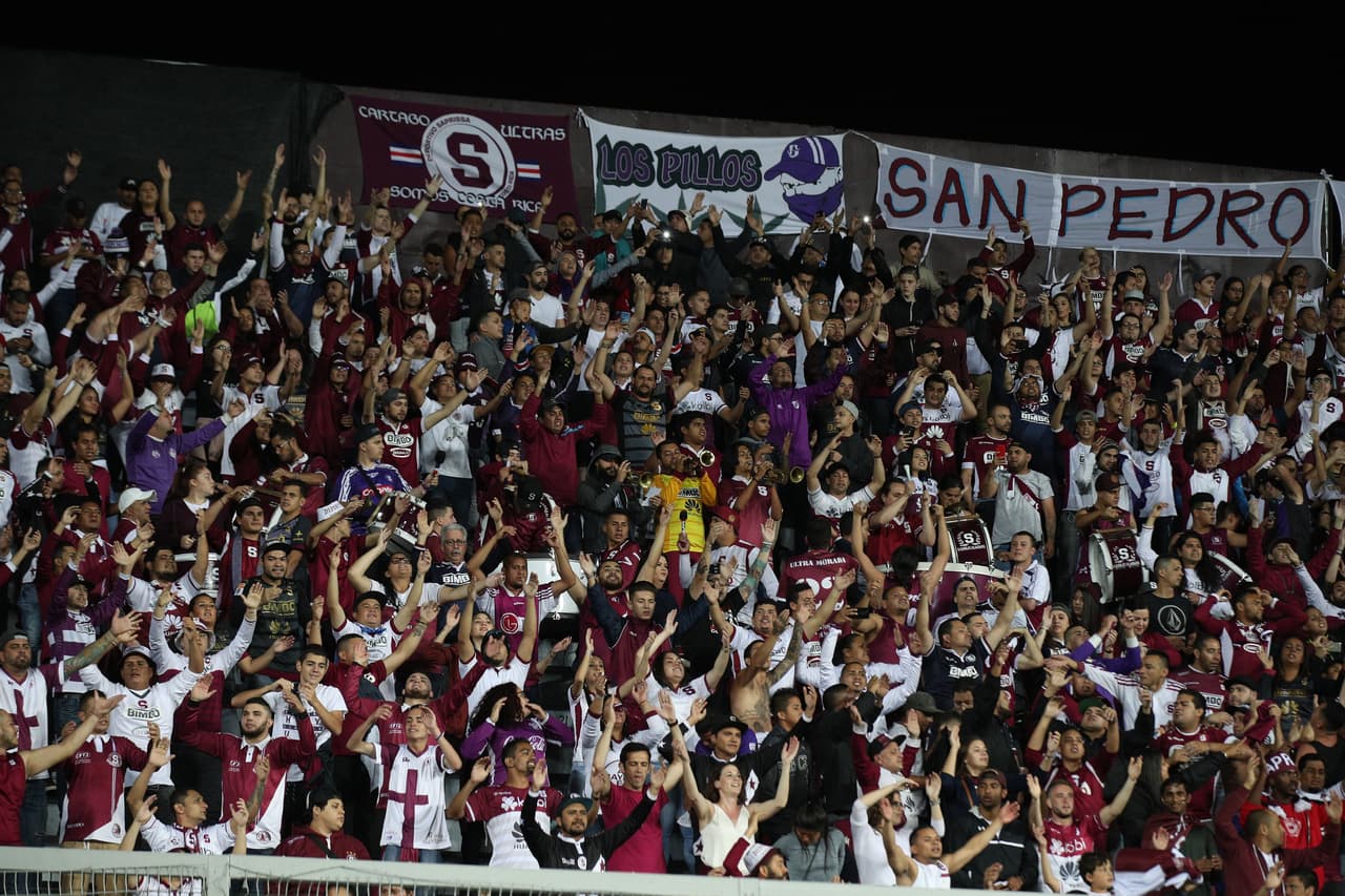 La gente en el Estadio Ricardo Saprissa respondió al llamado de su equipo con una entrada extraordinaria, pues el equipo de enfrente era una buena motivación para alentar a los suyos.