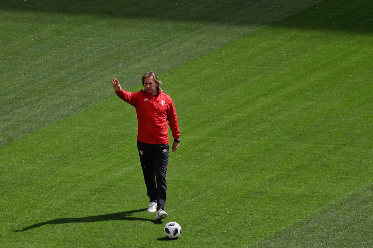 Gareca dirigiendo la práctica y buscando mantener buen ánimo y ambiente dentro del equipo peruano para que salga a buscar una de las victorias más grandes de su historia.