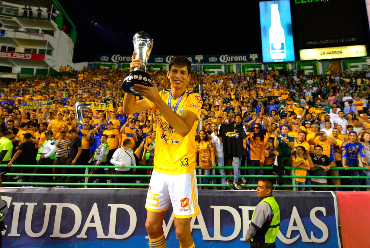 ¡Tigres se proclama Campeón del fútbol mexicano! Los felinos regiomontanos cosecharon su séptimo título de la Liga MX y se cuelan, aunque muchos se sigan negando a aceptarlo, entre los grandes del balompié azteca. Luego de superar en una Final de un solo gol a los Esmeraldas del León, así se dieron los festejos de los Tigres en patio ajeno, imágenes para el recuerdo y que hay que darse un tiempo para echarles un ojo, sobre todo la fiel afición de los felinos regios.