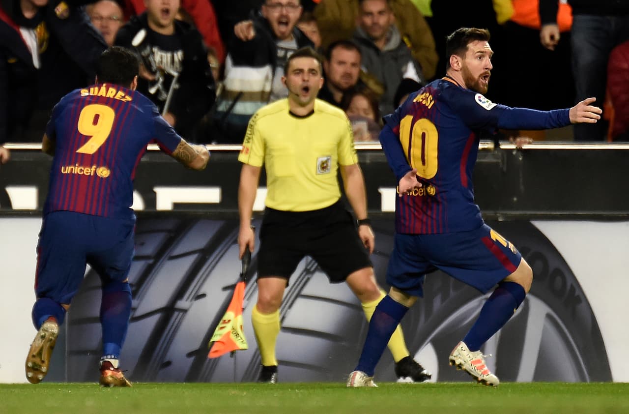 Un disparo de Messi fue mal atajado por el arquero rival y el balón se escurrió entre sus piernas. Aunque el esférico rebasó la línea de gol en su totalidad, el tanto no fue concedido en un claro error arbitral.