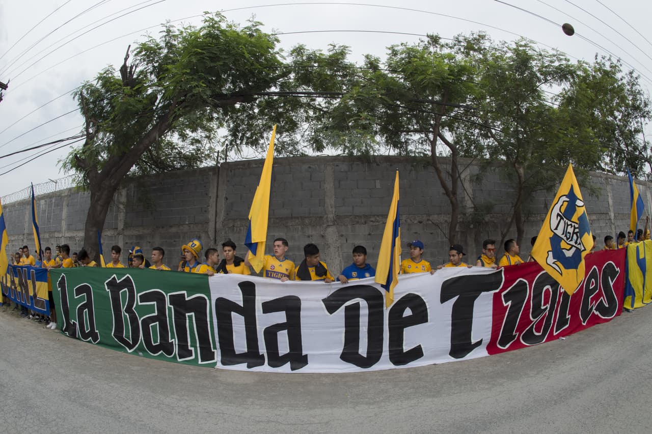 ¡Vaya manera de apoyar! Con este cálido recibimiento de sus aficionados, Tigres deba salir como una fiera para la Ida de la Final de la Liga Campeones de la Concacaf. Echen un vistazo al respaldo.