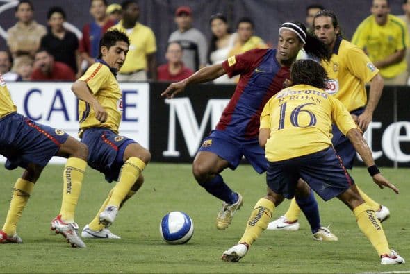 La alegría duró poco para el equipo comandado por Luis Fernando Tena, pues en el segundo tiempo el Barcelona se empleó a fondo y con goles de Saviola, Ronaldinho y Eto’o pusieron un 4-4 definitivo en el que el astro brasileño fue la figura.