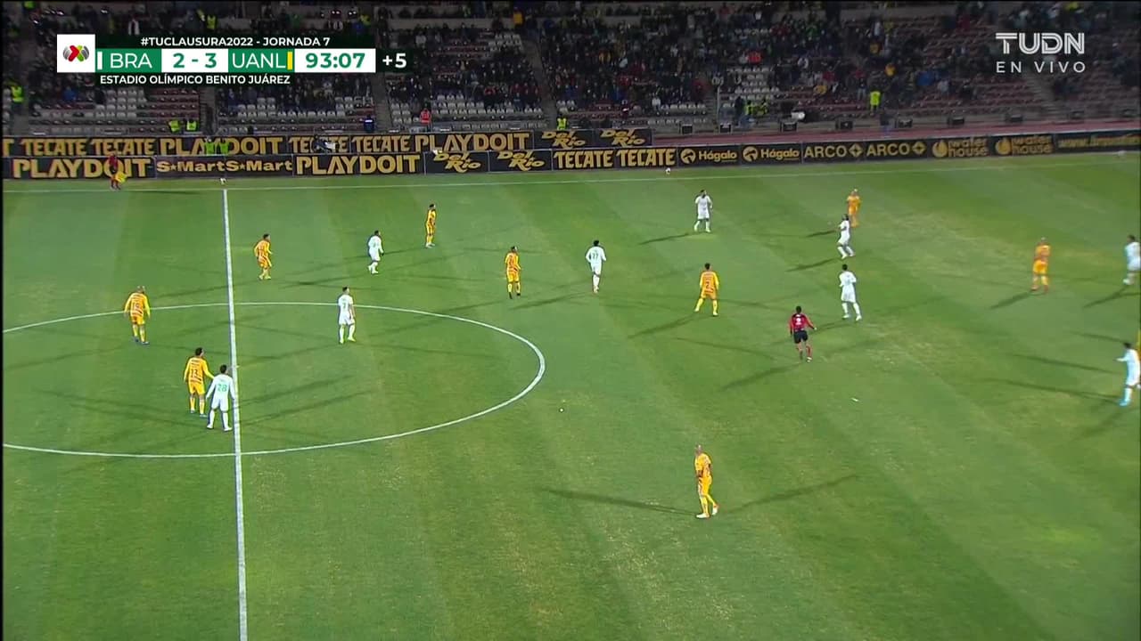 ¡TIRO ATAJADO! disparo por Yeferson Soteldo.