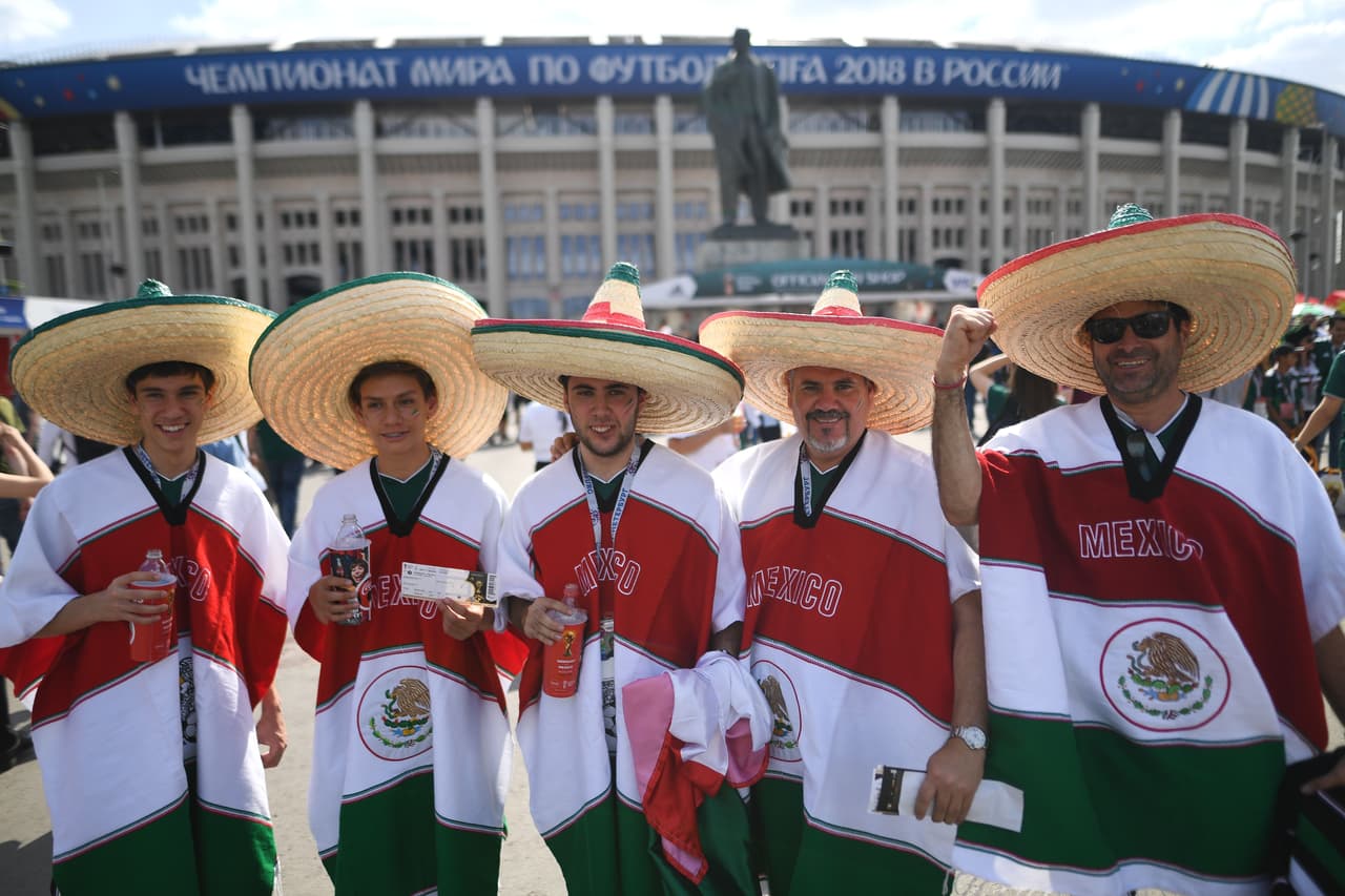 Los fanáticos de México sobresalieron frente a los de Alemania por sus atuendos, que entre sombreros, pinturas y demás, sin duda fueron más llamativos en medio del debut del grupo F del Mundial.