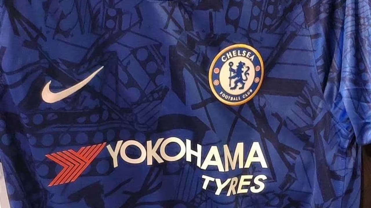 Aunque aún no es oficial, los portales especializados en playeras futboleras aseguran que estas serán las nuevas prendas del Chelsea para la temporada 2019/20. Sin duda, la local es mucho más arriesgada que la actual con motivos que evocan la estructura de Stamford Bridge, mientras que la segunda es mucho más sobria.