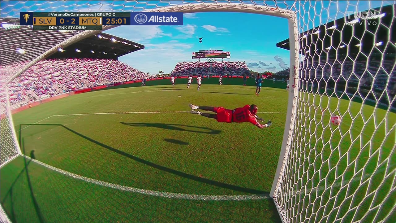 ¡Buscan el descuento! Menjívar le pega de lejos y pasa desviado