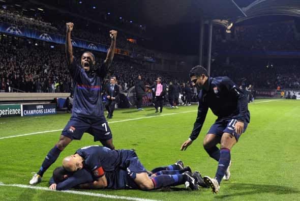 En el último minuto el argentino Lisandro empató el partido y el Lyon sigue liderando su grupo.