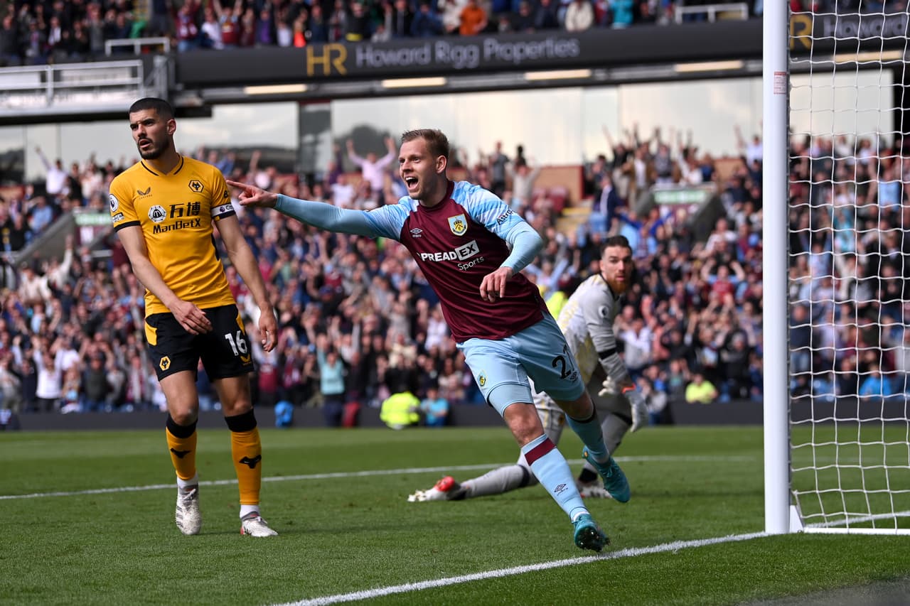 El delantero checo Matěj Vydra marcó la solitaria anotación con la que el Burnley derrotó a los Wolves.