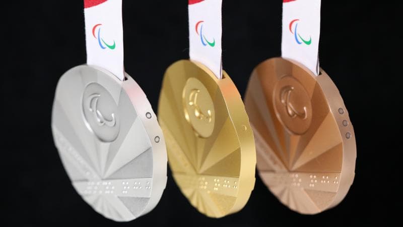 Medallas paralímpicas suman abanicos florales y braile