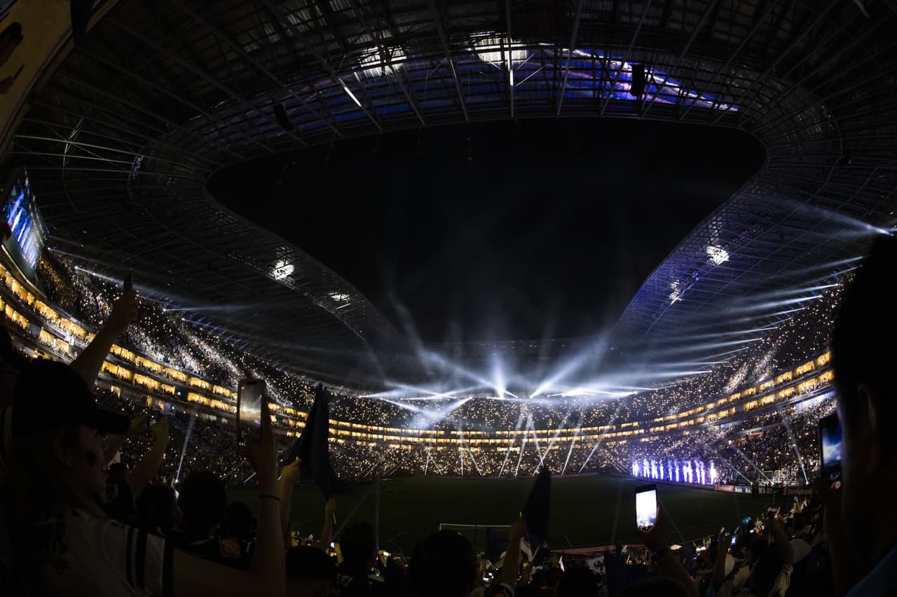 Con este espectacular y vistoso marco la gran Final de la Liga de Campeones de la Concacaf estaba a minutos de dar comienzo.