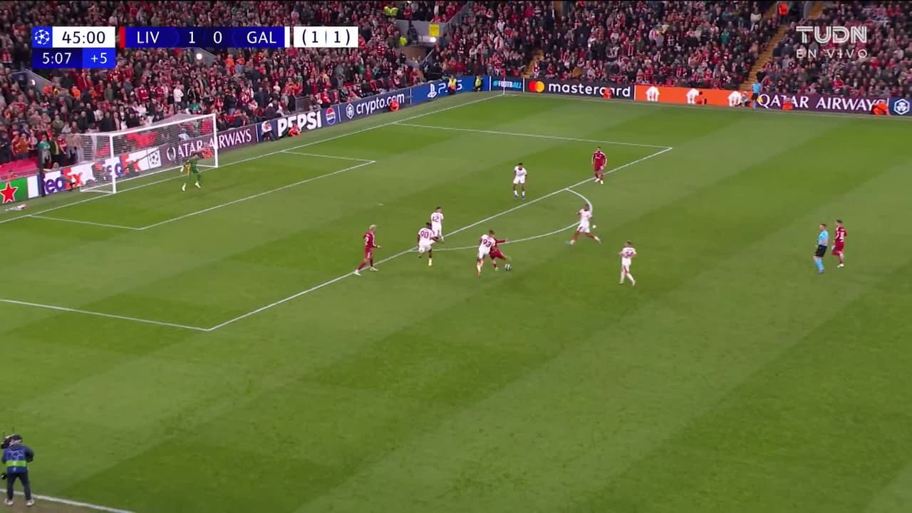 ¡TIRO ATAJADO! disparo por Florian Wirtz.