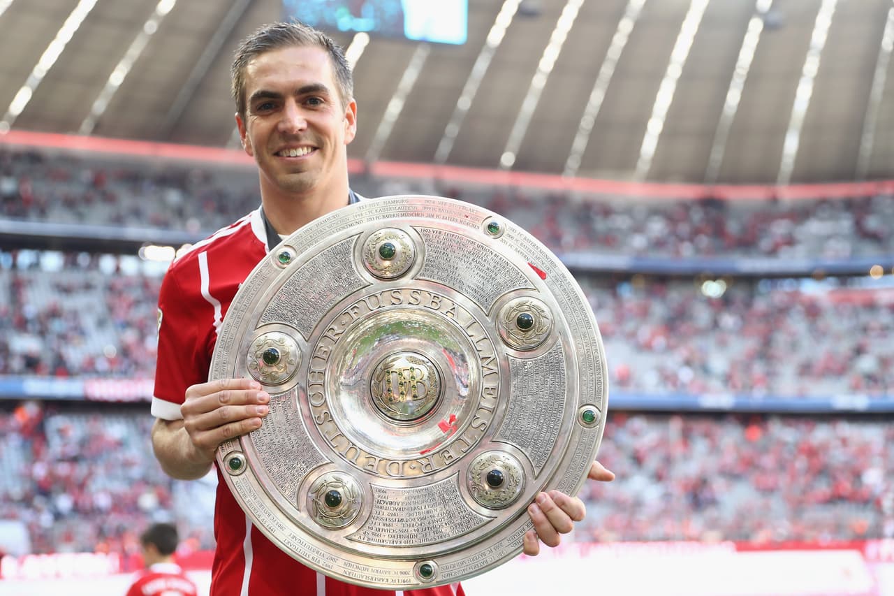 Defensa: el alemán Philipp Lahm se ganó un lugar en esta selección de la UEFA por su constancia en la última década como jugador de su selección y el Bayern Múnich. Desde el 2013 al 2015 siempre estuvo en el Equipo del Año.