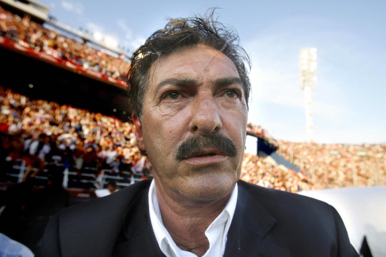 La Volpe había prometido renunciar de no ganar el título, y cumplió.