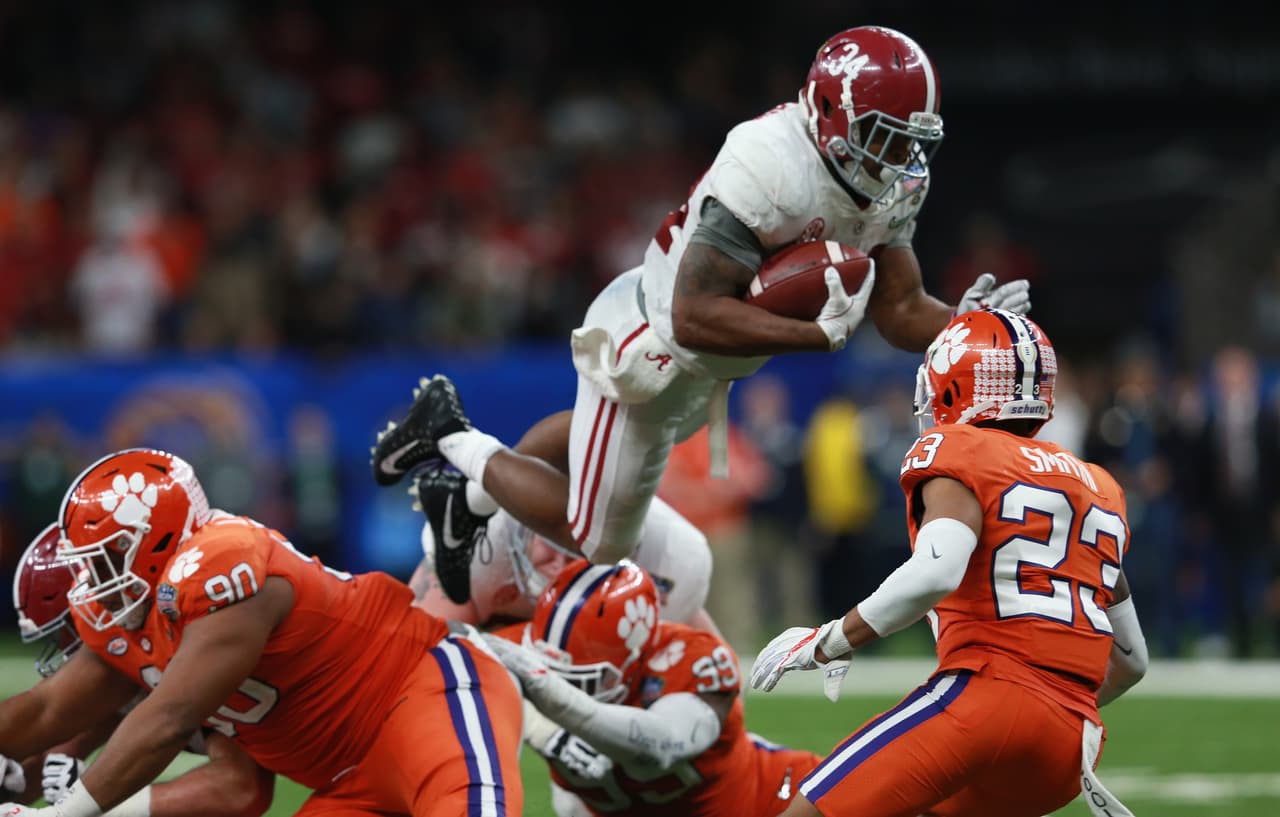 Damien Harris corrió para 77 yardas en 19 acarreos por Alabama.
