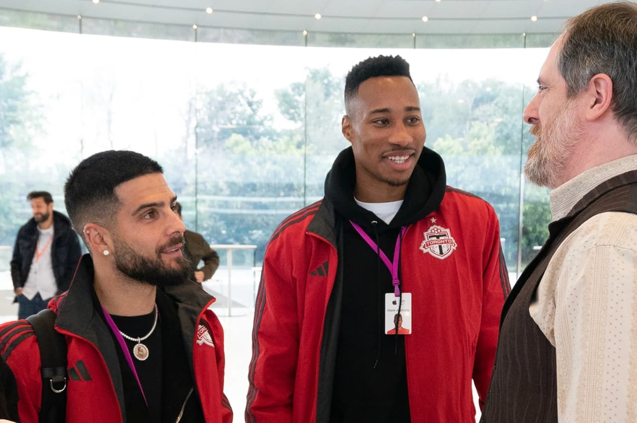 Lorenzo Insigne y Mark-Anthony Kaye (Toronto FC) compartieron un momento con el actor Brendan Hunt.