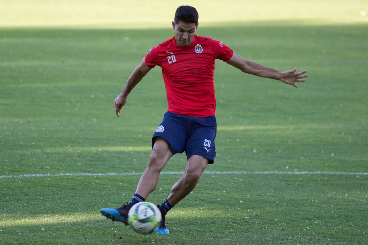 Jesús Molina es otro de esos casos de múltiples cambios, primero al debutar con Tigres y luego vestir la playera de Monterrey y segundo por hacer parte de América y ahora ser jugador de Chivas.