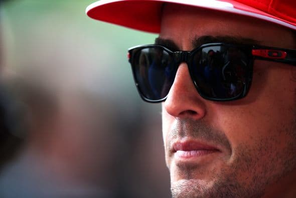 Este guapo español se llama Fernando Alonso, nació en Oviedo y tiene 33 años de edad.