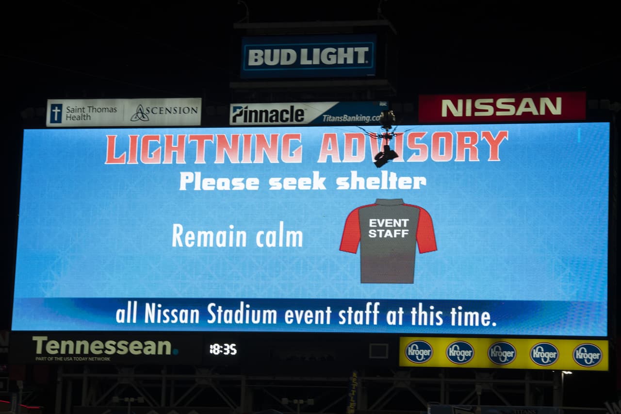 Sin embargo, a los 16 minutos llegó un indeseable invitado: una tormenta eléctrica. Una advertencia por parte del comité organizador sugirió a los presentes buscar refugio. La pausa dur´o cerca de 80 minutos.