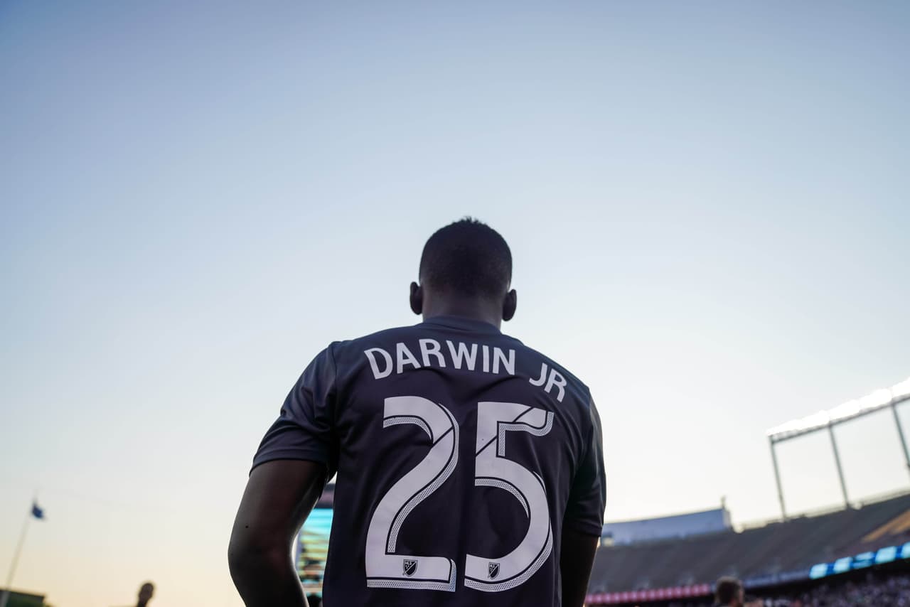 Pero no solo son sus goles y asistencias lo que llama la atención del colombiano de 31 años, sino su velocidad, control y calidad. De hecho, ha sido incluido en el Equipo de La Semana tres veces en julio y en el de la semana 21 fue destacado el mejor.