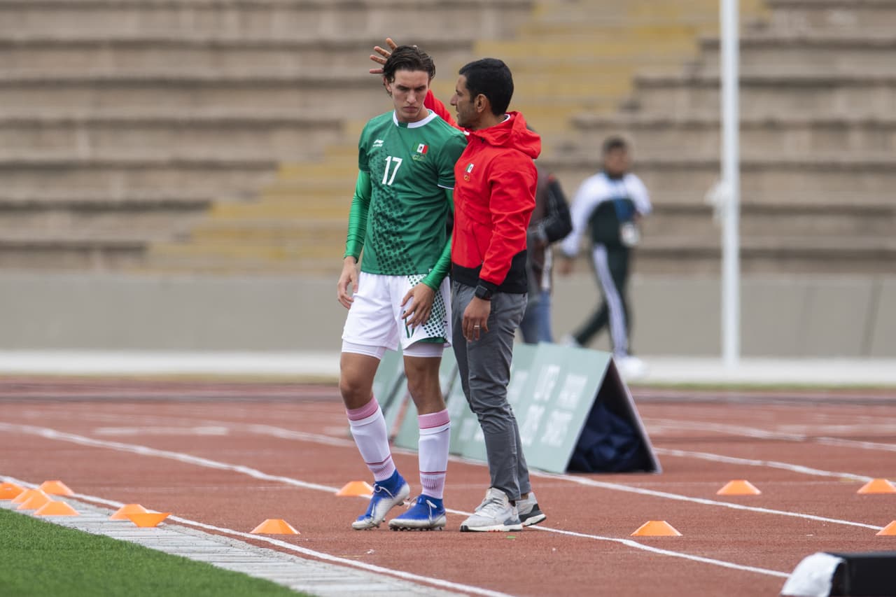 Jaime Lozano durante el encuentro de México y Argentina.