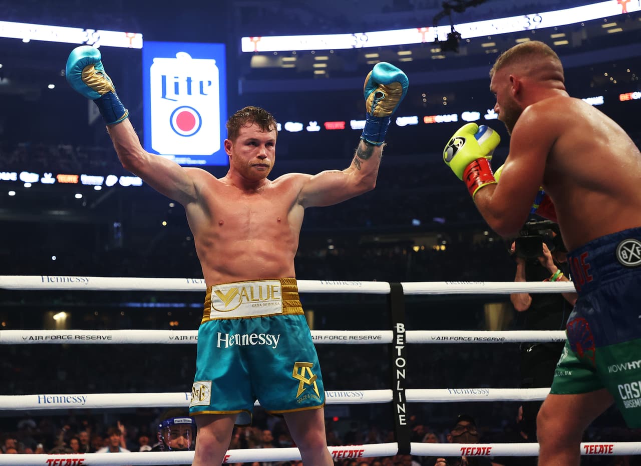 El Canelo logró vencer a Billy Joe Saunders con un nocaut técnico en el octavo asalto para de esa manera proclamarse campeón único de peso supermediano, en el estadio AT&T de Arlington.
<br>
<br>(Photo by Al Bello/Getty Images)