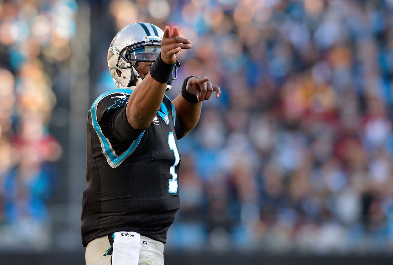 Es el único jugador en la historia de la NFL con al menos 100 pases de TDs y 25 TDS por tierra en sus primeros cinco años de carrera.