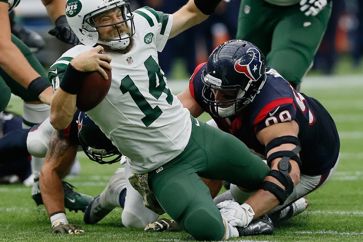 Ahora, Watt cuenta con 19 juegos en su carrera con al menos dos capturas, uniéndose al integrante del Salón de la Fama Richard Dent como los segundos jugadores con más capturas en sus primeros cinco años de carrera.