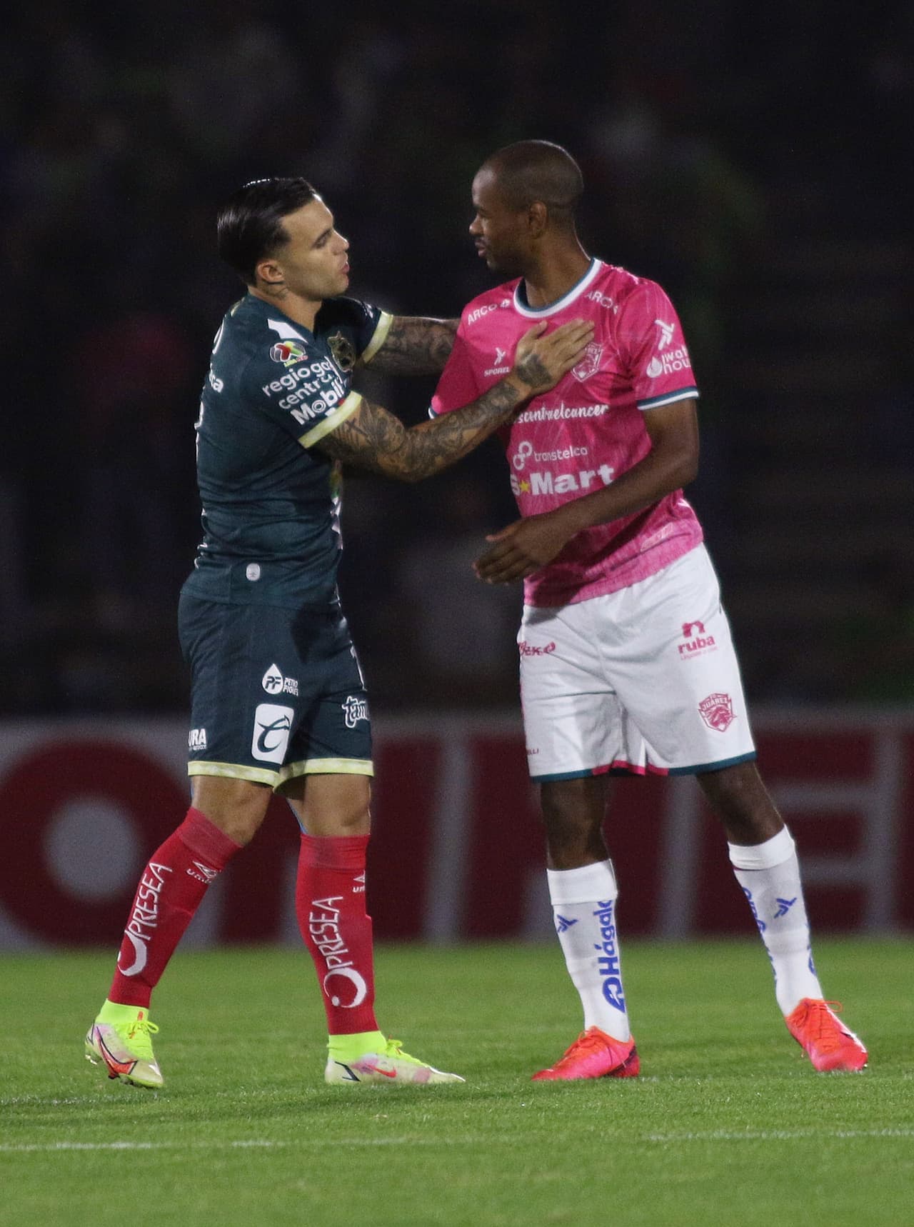 Los uruguayos Tabó y Rolán comandaban el ataque de cada equipo.