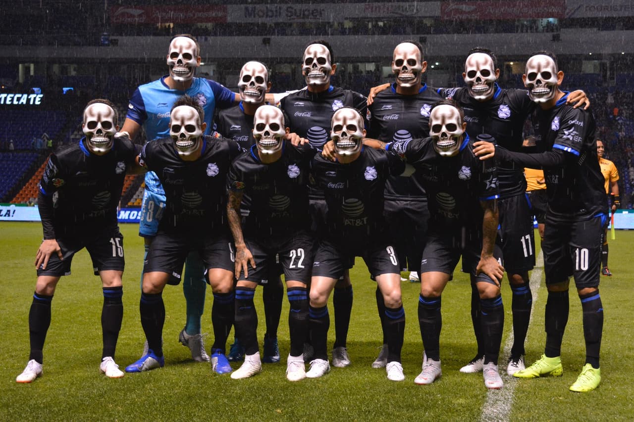 Los jugadores del Puebla posaron de una forma particular antes del juego; posterior al mismo quedaron con 19 puntos en la casilla 10 antes de medirse contra Tigres en la próxima jornada.