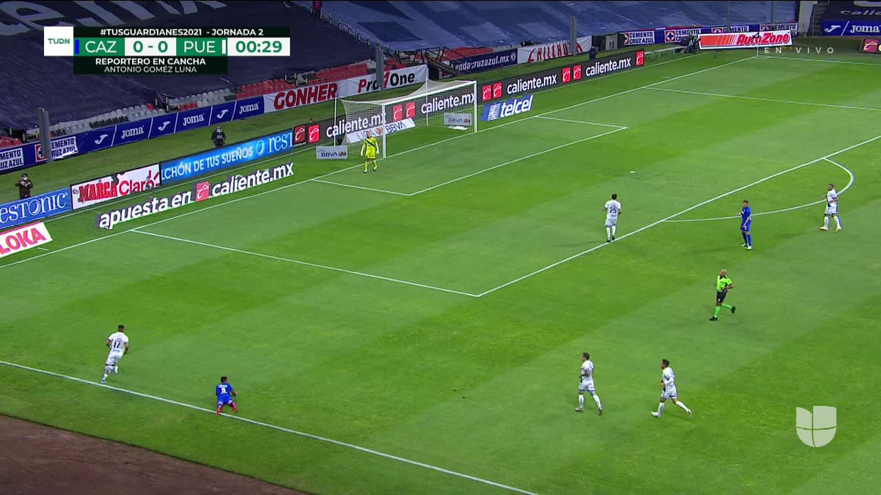 Arranca el partido y la pelota está en juego.