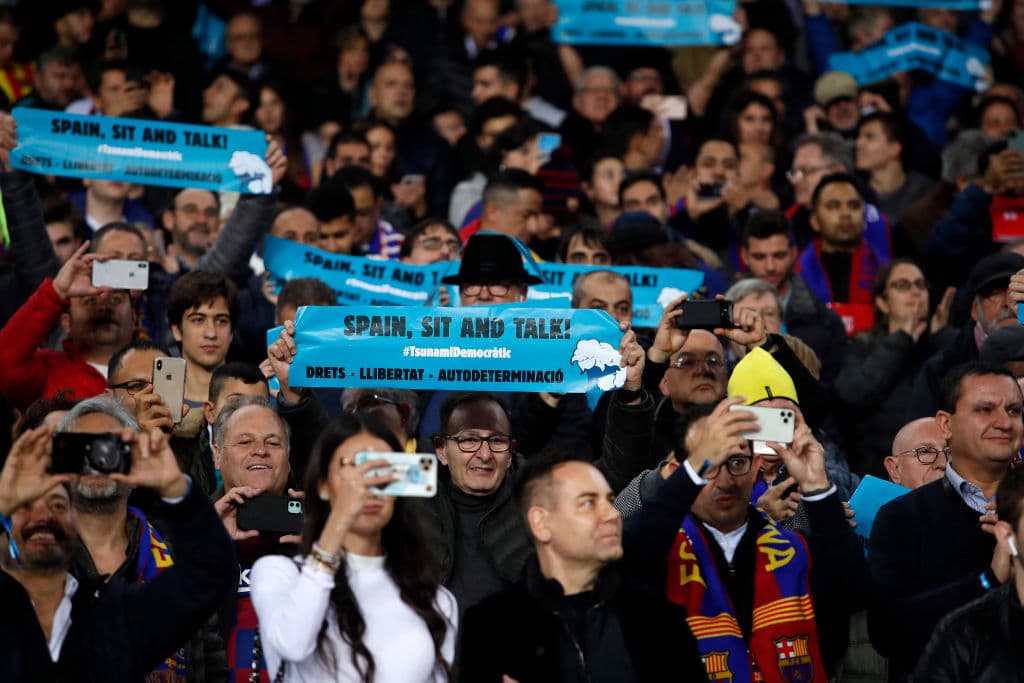 De forma pacífica, los catalanes se manifestaron con pancartas, balones y cantos al ritmo de 'Spain, sit and talk'.
