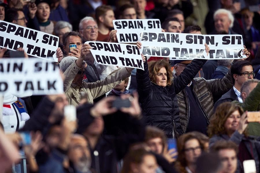 Protestas en las gradas del Camp Nou sobre la situación política de Catalunya.