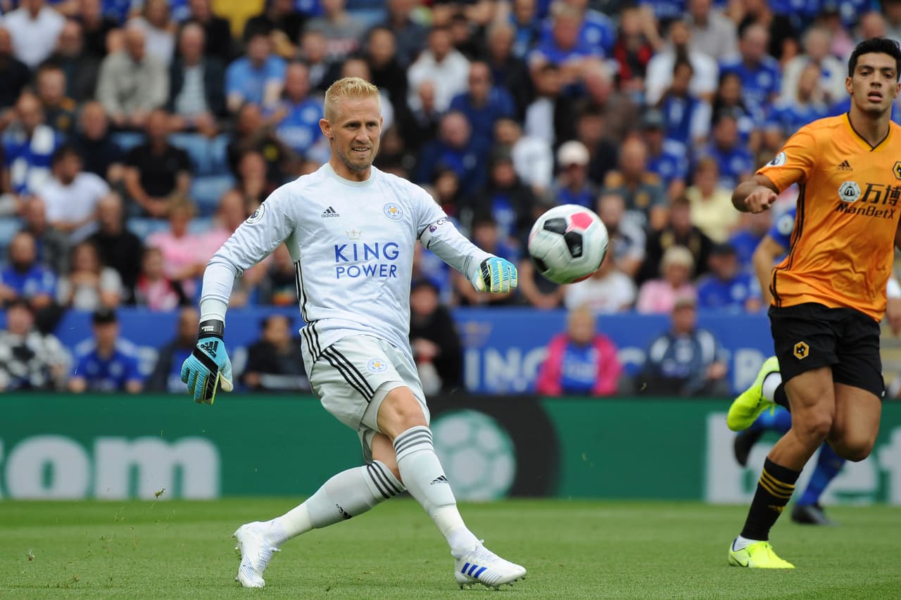 Kasper Schmeichel despeja el balón ante la presión de Raúl Jiménez.