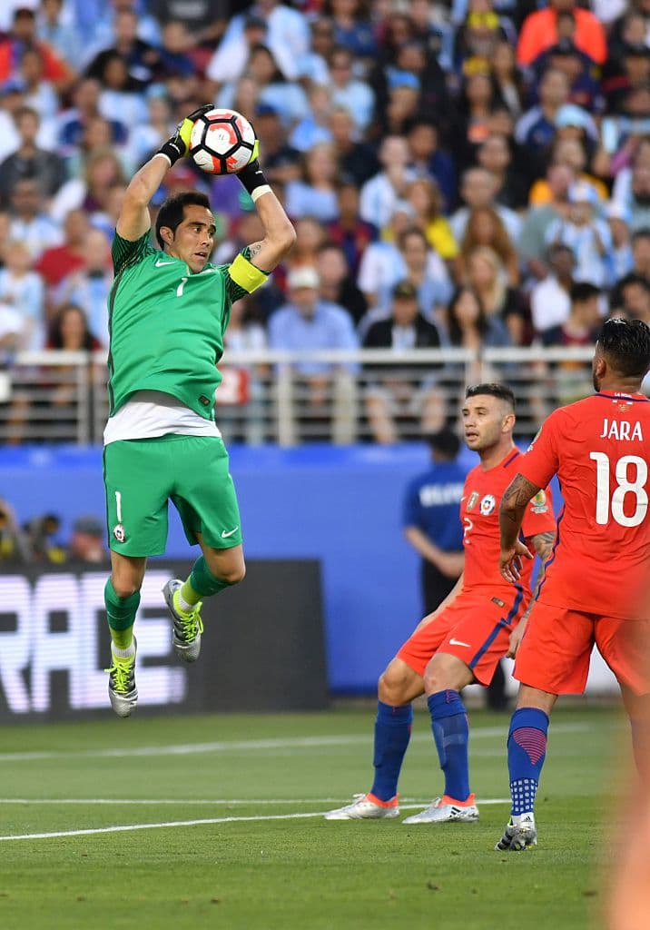 15. Claudio Bravo - Chile