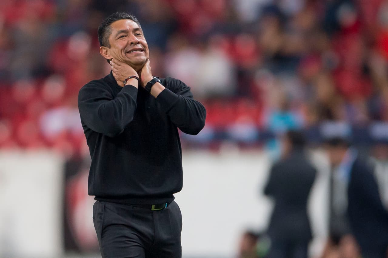 El lamento de Ignacio Ambriz era evidante ante el fallo de su jugador. No se lo podía creer.