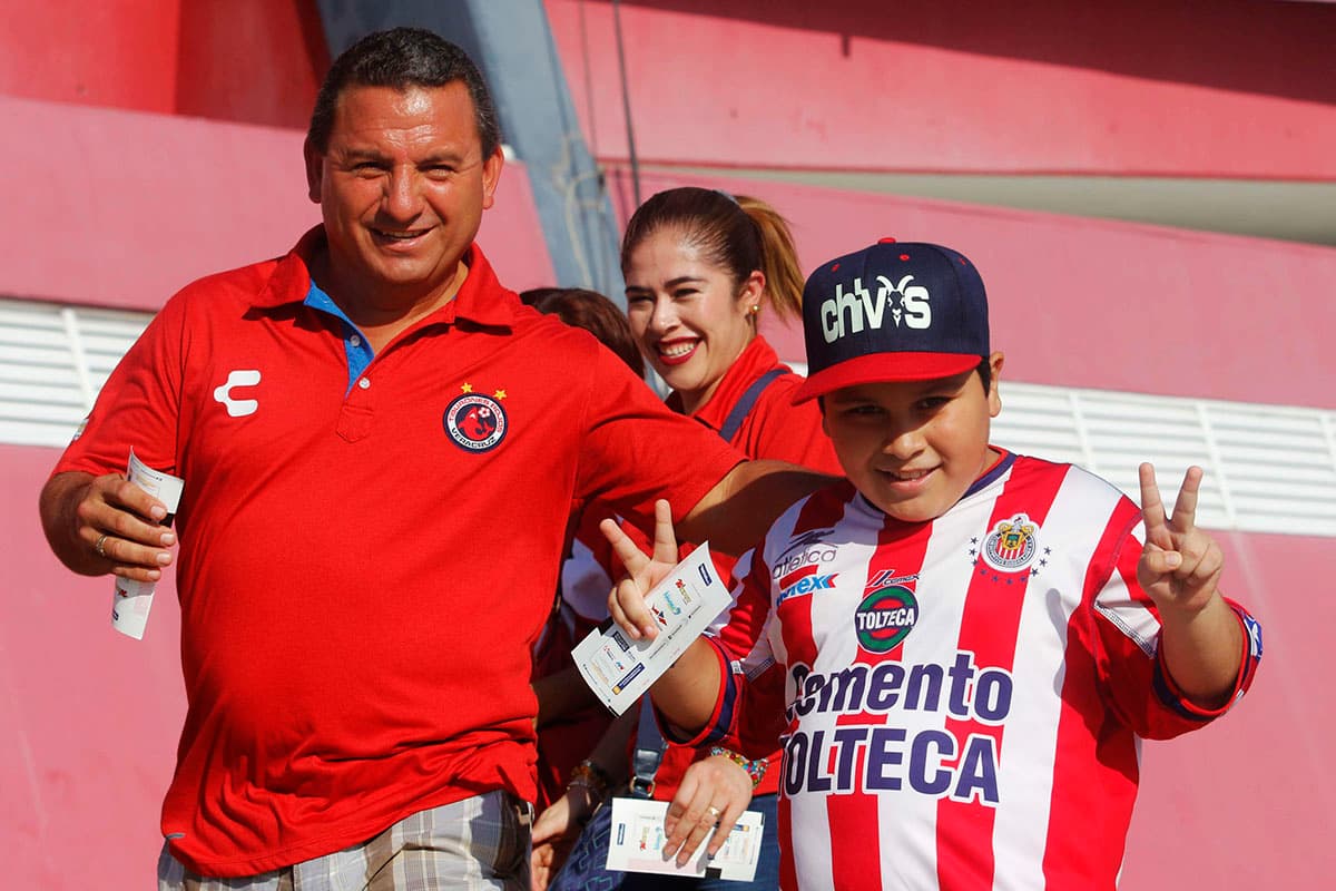 Fanáticos de Veracruz y Chivas en las afueras del estadio a minutos del juego.