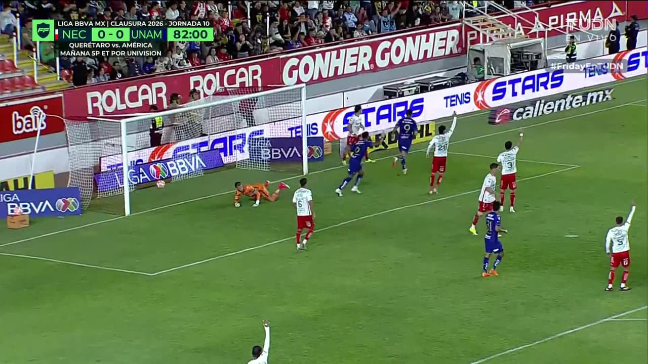 ¡GOL!  anota para Pumas UNAM. Guillermo Martínez