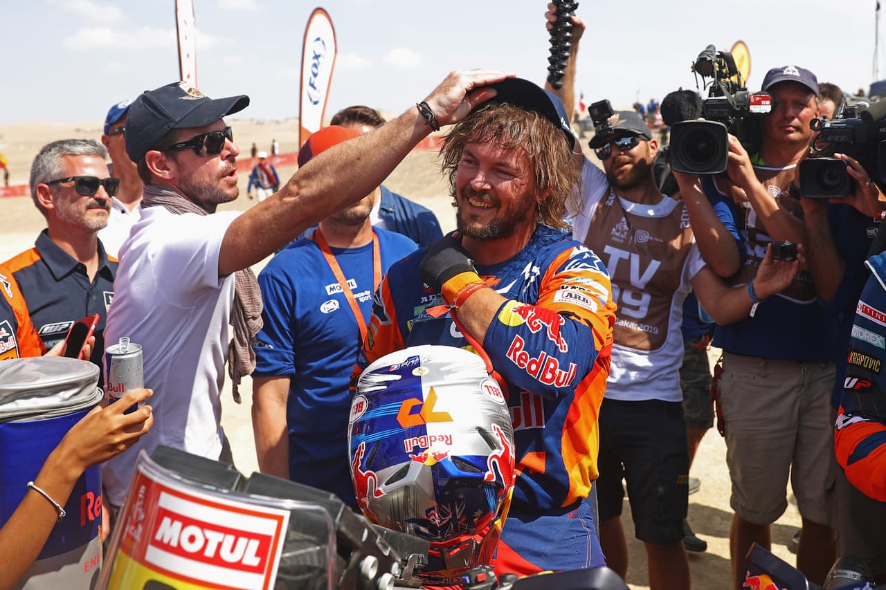 El catarí Nasser Al-Attiyah en autos; Eduard Nikolaev y su equipo Kamaz, integrado por Evgenii Iakovlev y Vladimir Rybakov, en camiones; y el australiano Toby Price en motos (foto), celebraron su triunfo en el Rally Dakar.